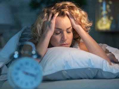 睡不著要继续躺床上吗？神经学教授吁失眠时做3事可促进睡意