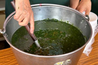 夏季消暑美食台中限定版：深绿色“麻芛（麻薏）汤”具有补钙控糖的效果